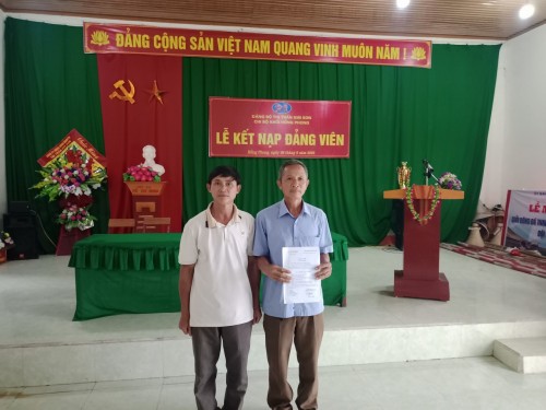 Ла Ван Хоа, старейшина Тайского этнического меньшинства из провинции Нгеан, подал заявление о вступлении в Партию - ảnh 1
