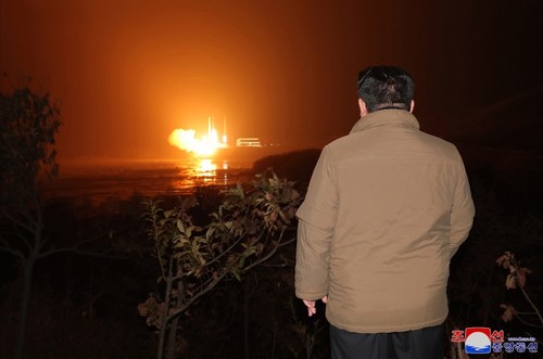 Лидер КНДР лично наблюдал за испытательным запуском ракеты с подводной лодки - ảnh 1