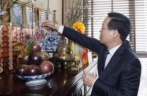 Президент Во Ван Тхыонг воскурил благовония в память о покойных партийных и государственных руководителях, навестил бывших партийных и государственных руководителей - ảnh 1