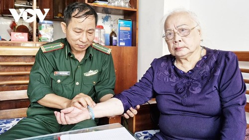 Нинь Конг Кхань - военный врач, проводящий бесплатный медосмотр малоимущих людей - ảnh 1