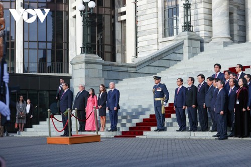 Премьер-министр Новой Зеландии Кристофер Лаксон возглавил церемонию встречи премьер-министра Фам Минь Тиня, находящегося в Новой Зеландии с официальным визитом - ảnh 1