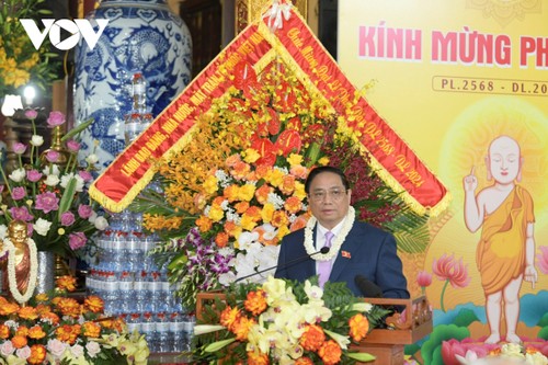 Премьер-министр Фам Минь Чинь принял участие в праздновании Великого буддийского праздника – 2024  - ảnh 1