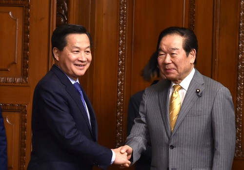 Вице-премьер Вьетнама Ле Минь Кхай встретился с председателем Палаты представителей Японии  - ảnh 1