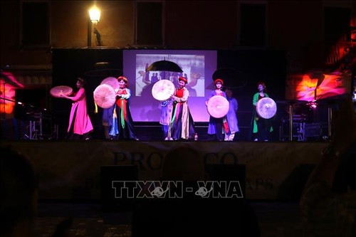 Стенд Вьетнама произвел глубокое впечатление на участников фестиваля этнической культуры «Баньяра» в Италии   - ảnh 1
