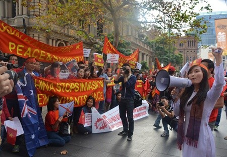 Vietnamese abroad protest  China’s illegal actions in the East Sea - ảnh 1