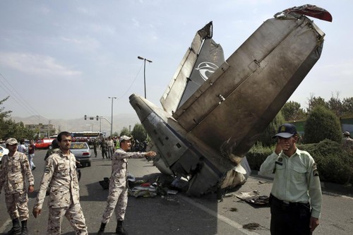 Plane crashes in Iran  - ảnh 1