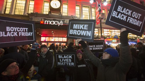 US protesters boycott Black Friday over Ferguson decision - ảnh 1