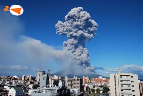 Japan orders residents to evacuate as Sakurajima volcano warning raised  - ảnh 1