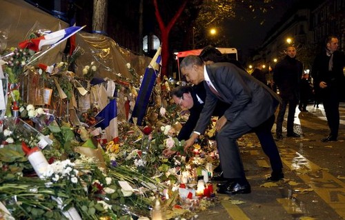 US President Barack Obama visits Bataclan to commemorate victims of Paris attacks - ảnh 1