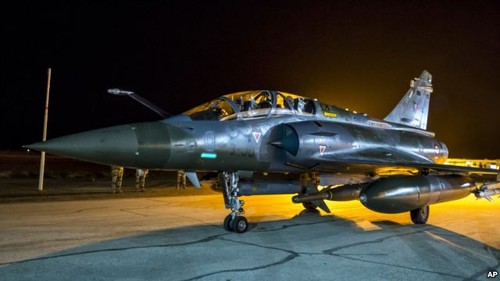 France launches airstrikes on oil sites near Raqqa - ảnh 1