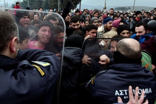 Macedonian police fire tear gas at refugees  - ảnh 1