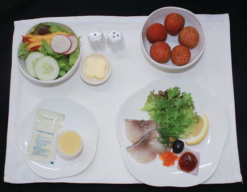 Fresh litchi served on Vietnam Airlines' flights  - ảnh 1