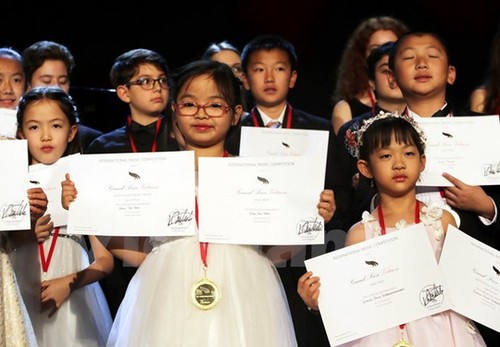 Vietnamese girl wins first prize at international piano contest in US - ảnh 1
