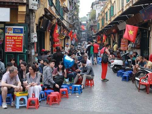 Life in the pedestrian streets of Hanoi’s Old Quarter - ảnh 1