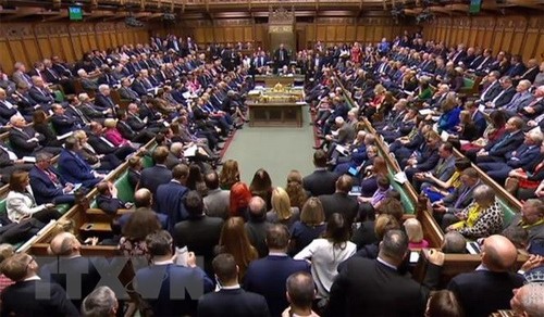  UK Parliament votes against May's Brexit deal - ảnh 1