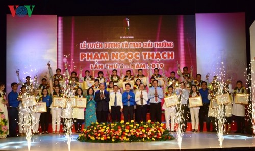 Ho Chi Minh City honors 37 young doctors - ảnh 1