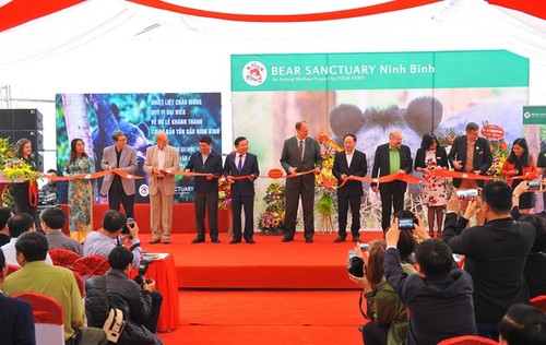 Ninh Binh sanctuary saves bears from bile farming  - ảnh 1