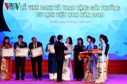 Winners of Vietnam Tourism Awards 2019 honored - ảnh 1