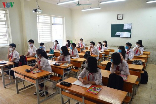 Hanoi students back to school after COVID-19 break - ảnh 14