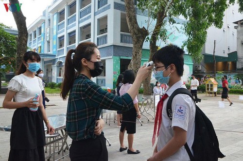 Hanoi students back to school after COVID-19 break - ảnh 15