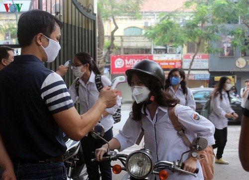 Hanoi students back to school after COVID-19 break - ảnh 2