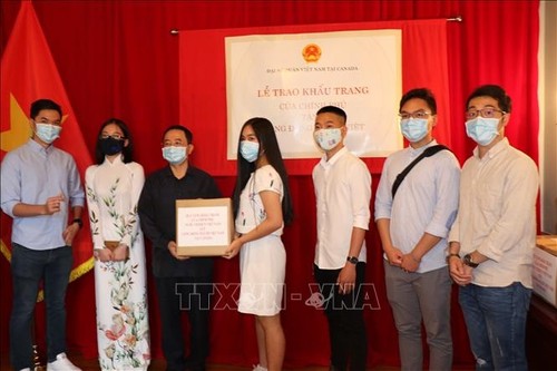50,000 face masks presented to Vietnamese community in Canada - ảnh 1