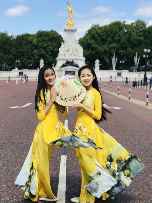 Áo Dài Việt Nam rực rỡ trước cung điện Buckingham, Vương quốc Anh - ảnh 2