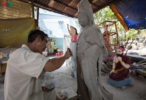 Century-old craft village specialises in Buddha statues in HCM City - ảnh 10