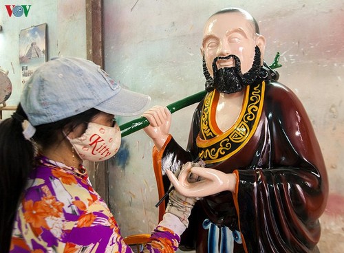 Century-old craft village specialises in Buddha statues in HCM City - ảnh 13