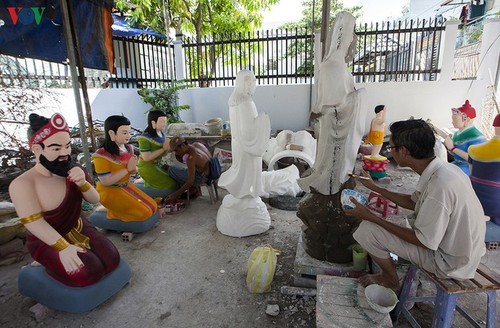 Century-old craft village specialises in Buddha statues in HCM City - ảnh 1