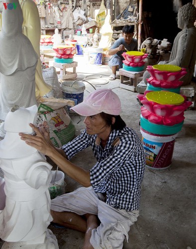 Century-old craft village specialises in Buddha statues in HCM City - ảnh 5