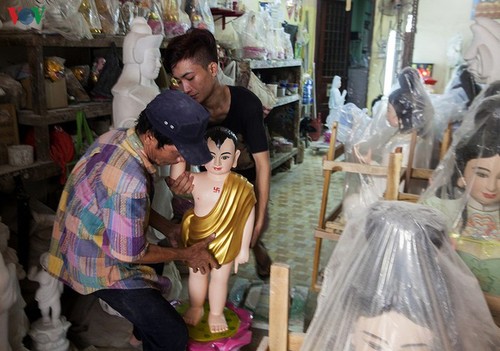 Century-old craft village specialises in Buddha statues in HCM City - ảnh 8