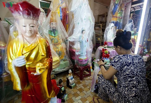 Century-old craft village specialises in Buddha statues in HCM City - ảnh 9
