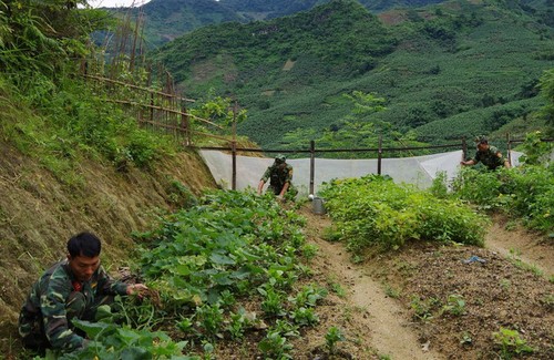 Soldiers step up COVID-19 prevention efforts at border crossings - ảnh 10