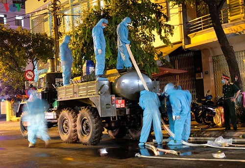 Military forces disinfect Da Nang coronavirus hotspot - ảnh 7