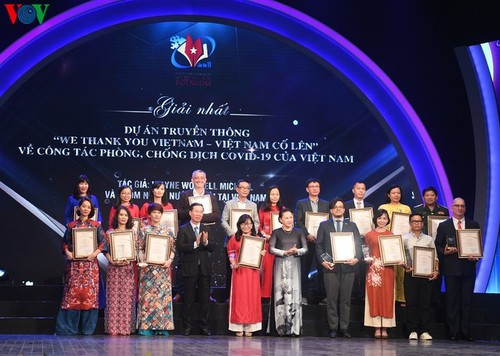 VOV enjoys big wins at National External Information Service Awards - ảnh 8