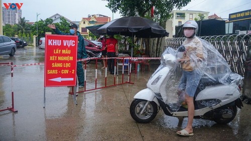 Residents in Quang Ninh border province take quick COVID-19 tests - ảnh 1