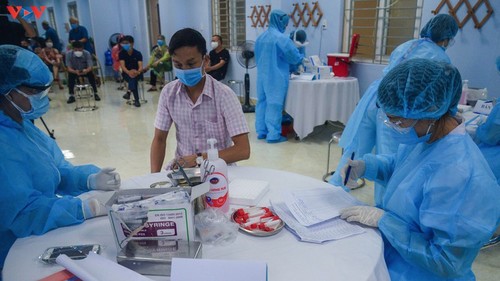 Residents in Quang Ninh border province take quick COVID-19 tests - ảnh 4
