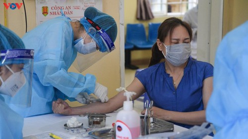 Residents in Quang Ninh border province take quick COVID-19 tests - ảnh 5