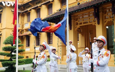 Vietnam hosts ASEAN flag-hoisting ceremony - ảnh 1