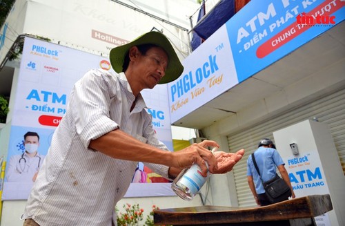 Free “face mask ATM” comes into operation in HCM City - ảnh 3