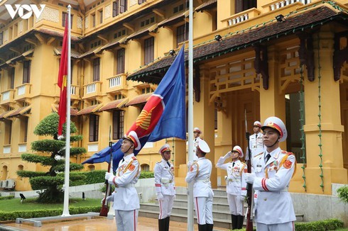 Vietnam hosts ASEAN flag-hoisting ceremony - ảnh 4