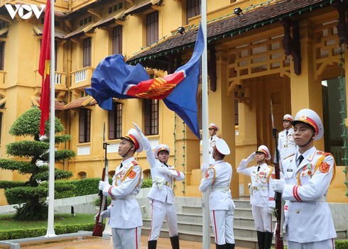 Vietnam hosts ASEAN flag-hoisting ceremony - ảnh 5