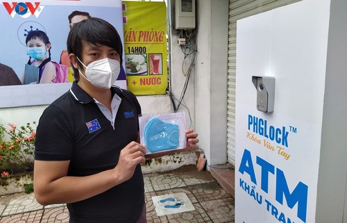 Free “face mask ATM” comes into operation in HCM City - ảnh 6