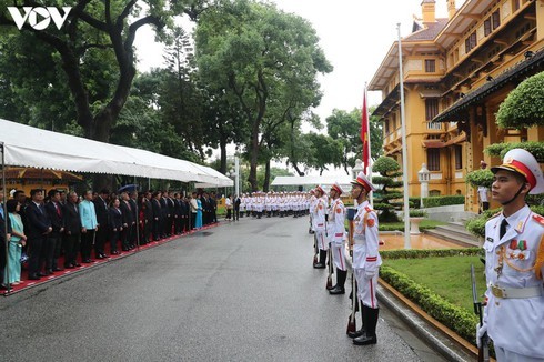 Vietnam hosts ASEAN flag-hoisting ceremony - ảnh 8