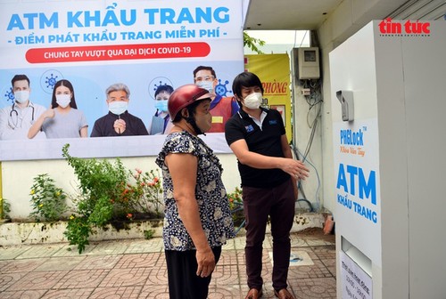 Free “face mask ATM” comes into operation in HCM City - ảnh 8