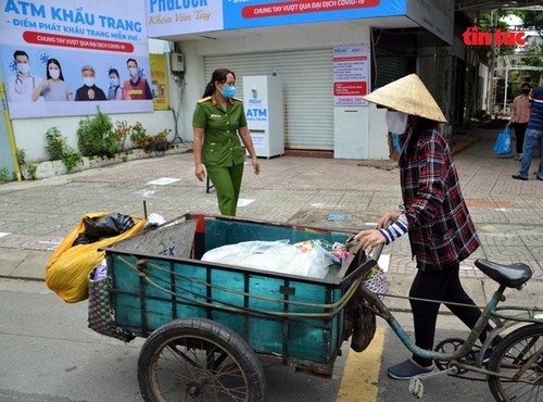 Free “face mask ATM” comes into operation in HCM City - ảnh 9