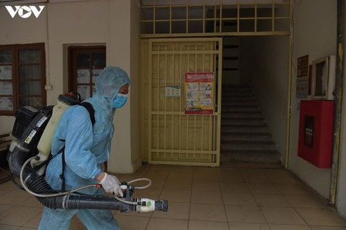 Hanoi disinfects exam sites to mitigate COVID-19 risk - ảnh 12