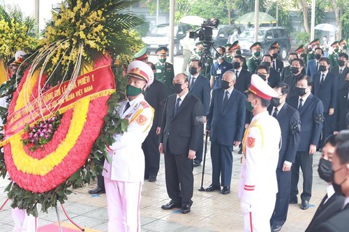 Delegations pay homage to former Party leader Le Kha Phieu - ảnh 1