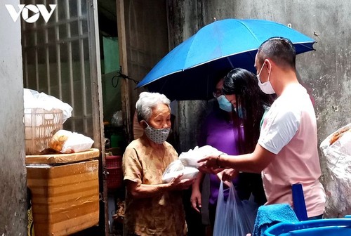 Charity provides frontline workers with free meals in COVID-19 fight - ảnh 10